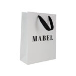 Mabel kraftpaperista paperikassi satiininauhoilla